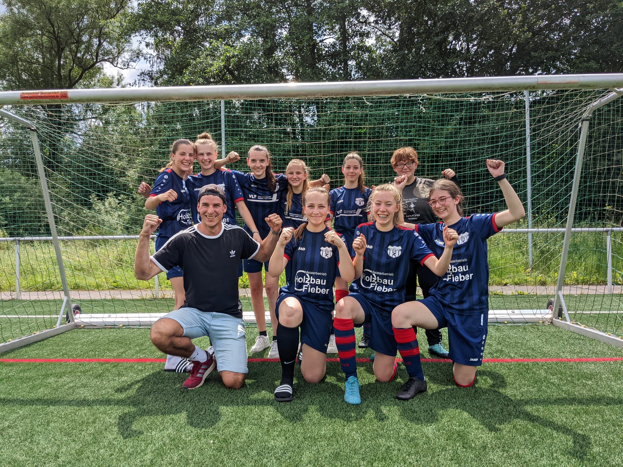 Read more about the article Mädchen-Dream-Team vom Limes-Gymnasium verzückt die Fußballwelt